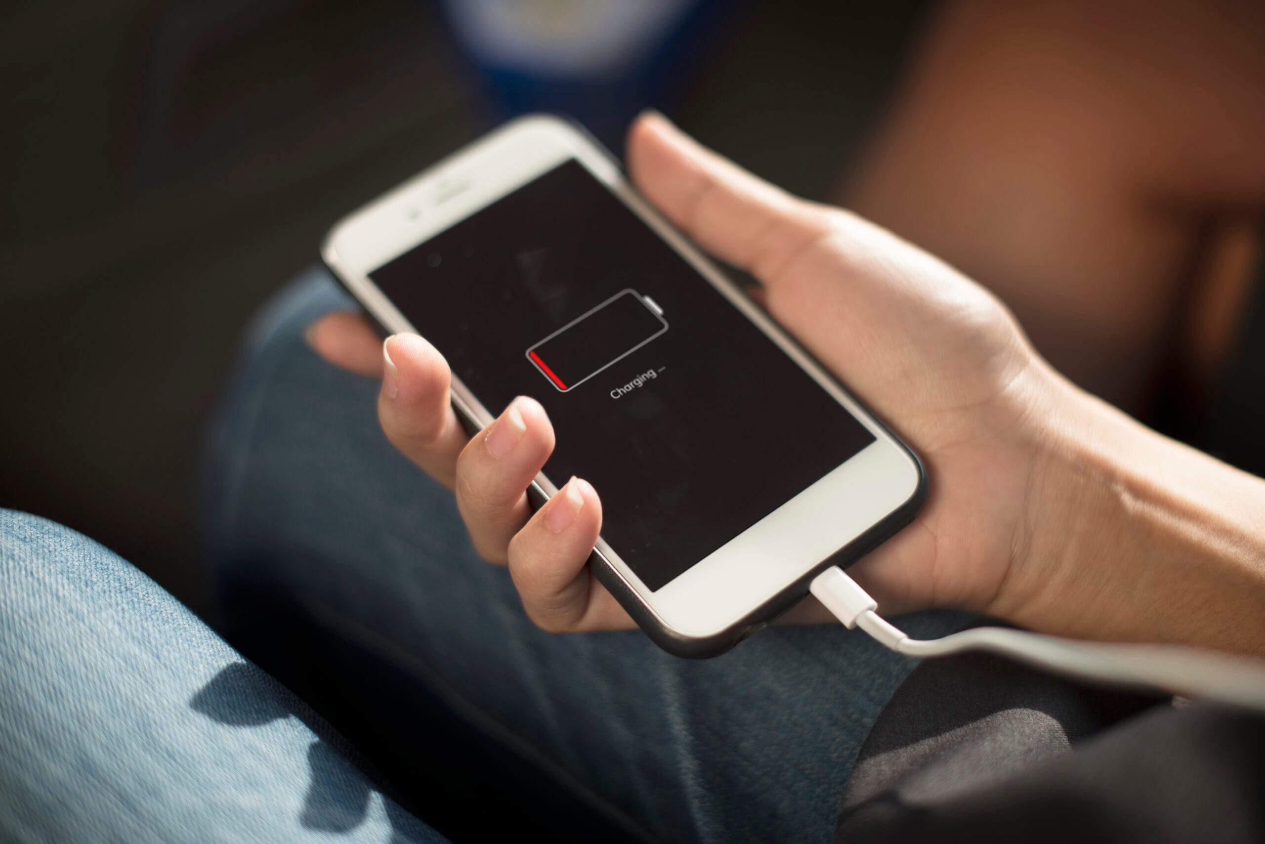 Phone Battery Drains Fast: गर्मी में मोबाइल बैटरी जल्दी खत्म क्यों होती है? जानिए 5 बड़े कारण और उनके पक्के उपाय